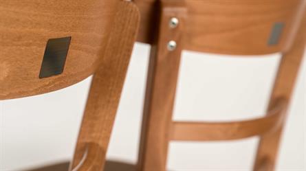 Dřevěná židle Marona P, velikost M41cm, barva moření standard 1/1, čalounění látka nešpinivá - hrubší struktura - Magnus 44,  příprava pro řadové číslování židlí. Sádlík, český výrobce.