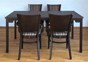 Dřevěný stůl Kasparov, zákaznická úprava - luby upraveny pro područky bukového polokřesílka 2295 Arisu AL SRP, barva moření standard - 4, čalounění látka Inka 74, lze vyrobit i variantu dubový stůl, tradiční český výrobce židlí a stolů Sádlík