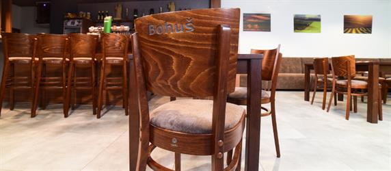 Pivnice U Bukysa, Svatobořice-Mistřín, detail židle štamgasta, židle vyrobená na míru. Sádlík český výrobce ohýbaného nábytku-