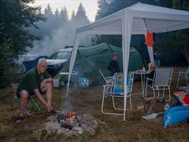 Dřevěné, ohýbané židle Sádlík tým, na restauračních židlích Arol  AL, Šumava, camp Anín II. na Otavě, 2017