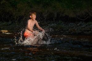 Dřevěné, ohýbané židle Sádlík tým, na restauračních židlích Arol  AL, Šumava, camp Anín II. na Otavě, 2017