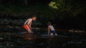 Dřevěné, ohýbané židle Sádlík tým, na restauračních židlích Arol  AL, Šumava, camp Anín II. na Otavě, 2017