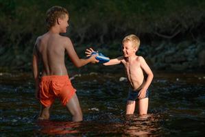 Dřevěné, ohýbané židle Sádlík tým, na restauračních židlích Arol  AL, Šumava, camp Anín II. na Otavě, 2017