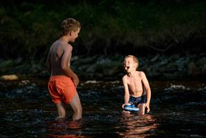 Dřevěné, ohýbané židle Sádlík tým, na restauračních židlích Arol  AL, Šumava, camp Anín II. na Otavě, 2017