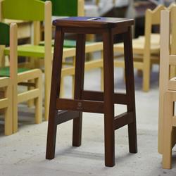 Taburetka 1500, velikost M = výška 62 cm, barva moření 3-4, masivní židle ke kuchyňské lince, foto ve výrobě firmy Sádlík ohýbaný nábytek s.r.o., Moravský Písek
