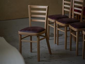 dřevěná židlička Selima P, buk přírodní, čalouněná pravou kůží, český výrobce židlí Sádlík (1)