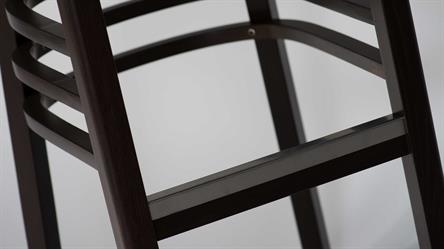 Barová židlička z masivu, Nico P Bar 6196, barva moření dřeva standard - 4, čalounění koženka standard - Bruno 81, detail nerezového nožního spoje, výrobce Sádlík Moravský Písek