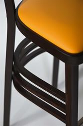 Barová židle z masivu, Nico P Bar 6196, barva moření dřeva standard - 4, čalounění koženka standard - Bruno 81, detail ohybu, kvalitní židle z masivu, výrobce Sádlík Moravský Písek