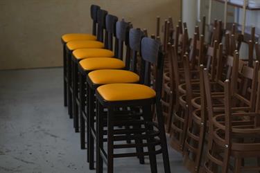 Barové židle z masivu přímo od výrobce, Nico P Bar 6196, barva moření dřeva standard - 4, čalounění koženka standard - Bruno 81, Sádlík Moravský Písek