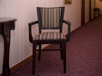 Dřevěná jídelní židle s područkami, vhodná jako čalouněné křesílko do kaváren, hotelových hal, 2295 ARISU AL SRP, na výběr: moření dřeva barva speciál - Antique 18A černá, klasická látka - Inca 54. Jídelní židle s područkami Arisu P AL SRP, český výrobce židlí Sádlík.