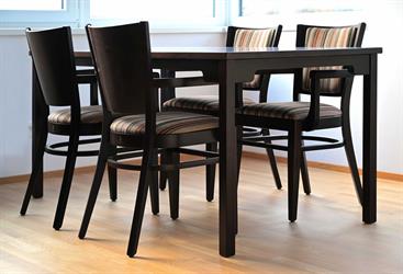 Jídelní stůl z masivního dřeva Kasparov a ohýbaná čalouněná židle s područkami, 2295 Arisu AL SRP, standardní barva moření dřeva 4, klasická látka Inca 74. Čalouněné jídelní křeslo od českého výrobce značkových židlí a stolů Sádlík.
