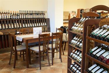 Buková židle čalouněná, židle do restaurace, kavárny, vinárny i do kuchyně, LUCENA P, pevný restaurační laminovaný stůl KARPOV, barva moření standard - 3/4, český výrobce Sádlík.