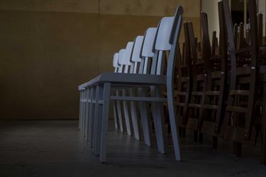 bílé kuchyňské židle a stoly od čekého výrobce Sádlík ohýbaný nábytek s.r.o.,  Moravský Písek