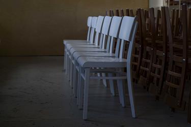 bílé kuchyňské židle a stoly od čekého výrobce Sádlík ohýbaný nábytek s.r.o., Moravský Písek