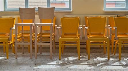Jídelní dřevěné křeslo AROL, barová židle Linetta, barva moření dle vzorku zákazníka, český výrobce židlí a stolů Sádlík