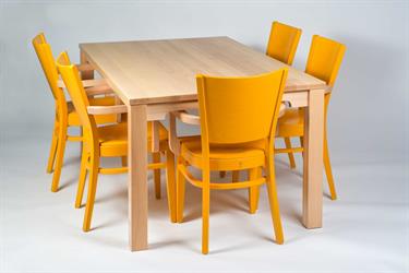 Barevné jídelní dřevěné křeslo AROL, barva moření dle vzorku zákazníka, dřevěný stůl TOPALOV, český výrobce židlí a stolů Sádlík, Moravský Písek