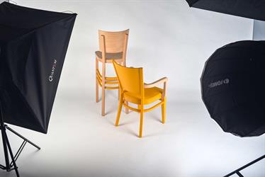 Focení v ateliéru, žluté jídelní dřevěné křeslo s područkami AROL AL, barová židle Linetta Bar, barva a kombinace moření dle vzorku zákazníka, Sádlík Moravský Písek, český výrobce židlí a stolů