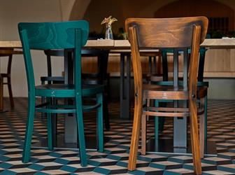 ohýbaná dřevěná židle Nico, Restaurace Splav Choceň, barva moření dřeva speciál, dle vzorníku RAL6004, RAL7021, Antique 18A, český výrobce ohýbaného nábytku Sádlík (5)