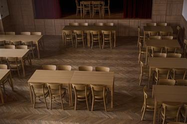 Vybavení kulturního domu v obci Velenov od českého výrobce nábytku Sádlík, bukové židle Nico a masivní bukové stoly Kasparov