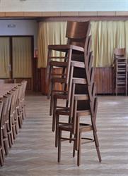 dřevěné stohovatelné židle od Sádlíka v kulturním domě ve Valašské  Polance