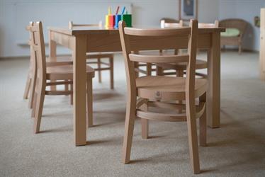 Montesorri Kladno, vybavení mateřské školy od českého výrobce nábytku Sádlík, židle Luki a masivní stůl Kasparov DS