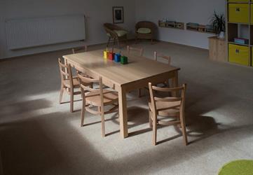 Montesorri Kladno, vybavení mateřské školy od českého výrobce nábytku Sádlík, židle Luki a masivní stůl Kasparov DS